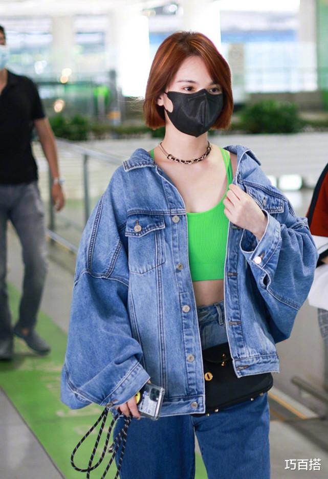 袁咏仪|37岁杨丞琳身材好辣,廓形牛仔套装+绿色小背心,马甲线很迷人