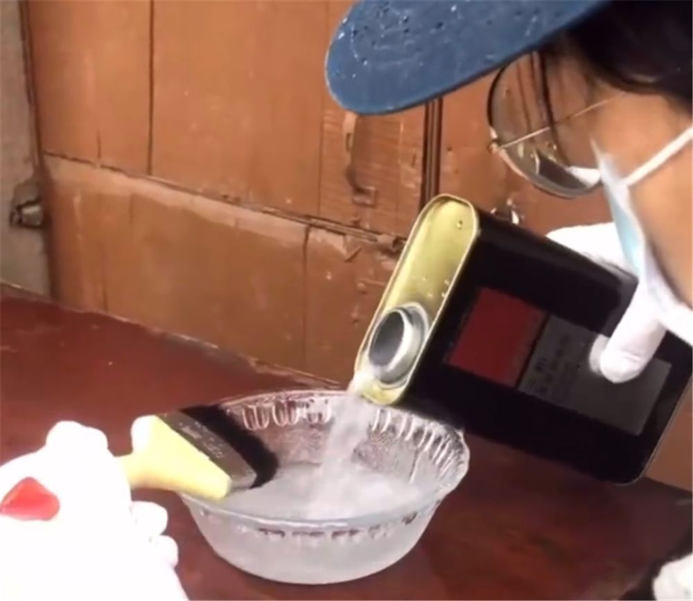 姑娘低价买下废旧木柜,亲自动手翻新成雅致小柜,网友:变废为宝