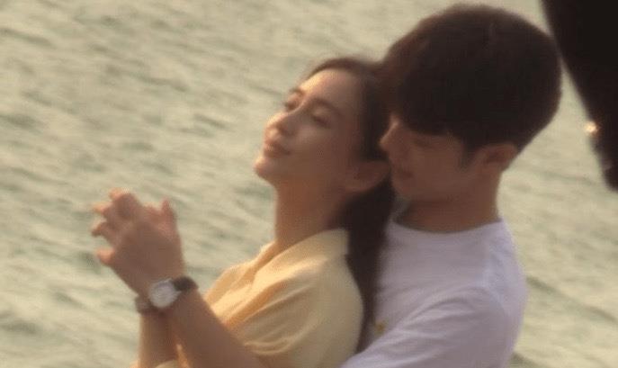 Angelababy|baby路透曝光，和13岁的赖冠霖亲密互动，被他拥在怀中一脸幸福