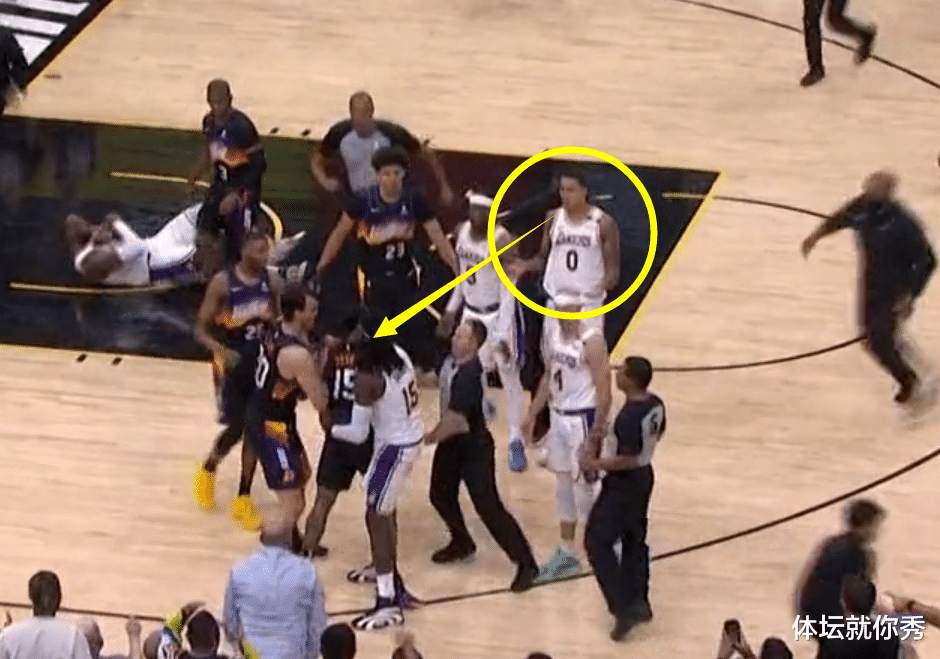越野赛|湖人太阳冲突回放！2人替卡鲁索出头，他却愣在原地，站在一旁看戏