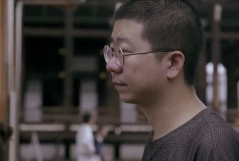 王怡人|中国明星拒绝跪拜礼有多拼?有人趴地,有人半蹲,还有人直接站着