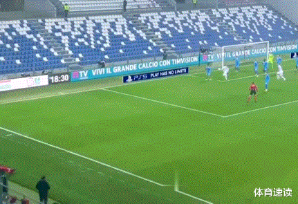 C罗|C罗真低调，站在领奖台后面，真是伟大的球员