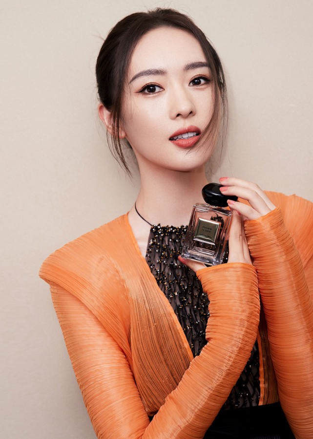 BiuFashion 撞脸章子怡的童瑶气质真好,裙装搭配端庄大气,个性十足有女人味