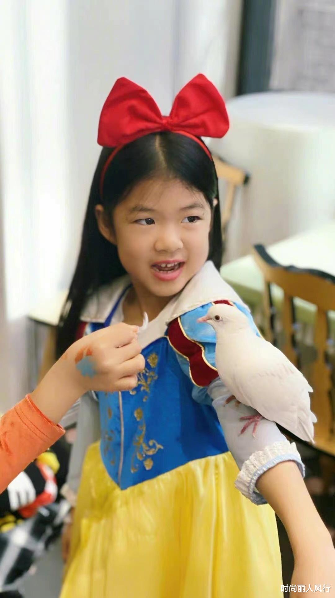 时尚丽人风行 章子怡晒万圣节全家福!戴彩色假发cos独角兽,穿针织衫超级可爱