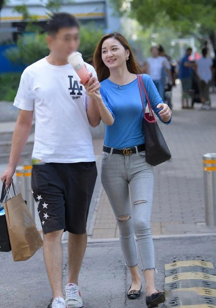 坎叔说时尚 身材好的女生就是任性,穿紧身裤也能这么好看,尽显时尚魅力!