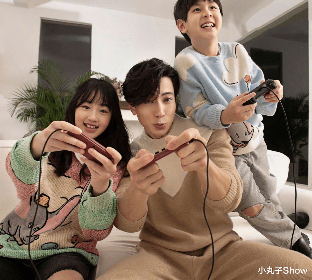 吴尊|吴尊携儿女拍亲子大片,沙发玩电动超级温馨,星二代颜值越来越高