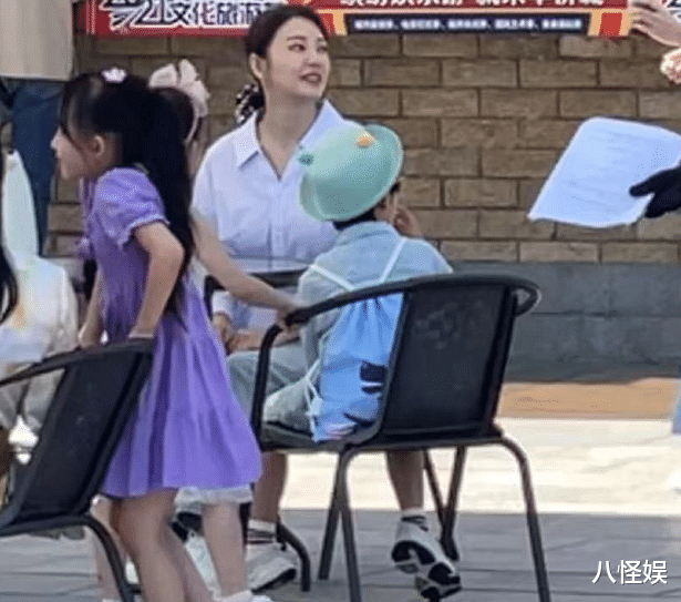 鞠婧祎|张雨绮欢乐谷被偶遇，生图奶油肌亮眼，与小孩互动满脸笑容好温柔