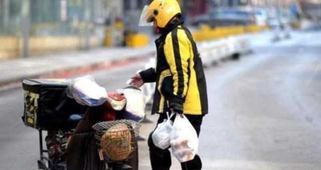 依科育儿吧|武大、中传毕业生卷香烟，一线操作工30%研究生，“年薪”是亮点