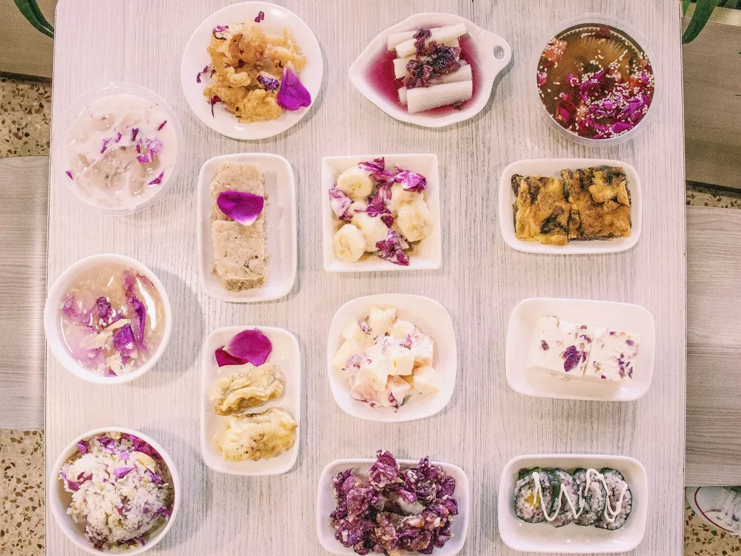 法制播报 酸了！高校食堂玫瑰宴冲上热搜，画面曝光“馋哭”网友！