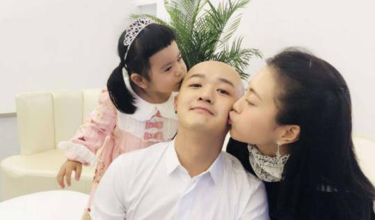 MARRY|34岁包文婧晒视频，表情严肃认真，下一秒就被女儿的搞怪动作逗笑