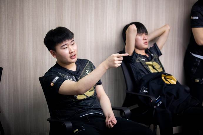 RNG|RNG真的捡到宝了!Wei连续两场Bo5展现惊人游戏理解,沉稳率队晋级春决舞台