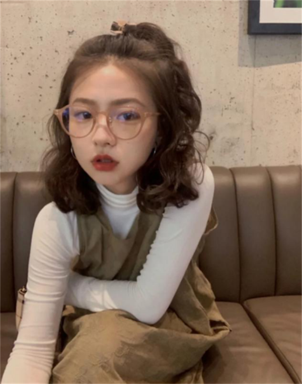 短发|2021年流行的四款短发！齐肩烫发复古甜美，这款是“猫系女友”感