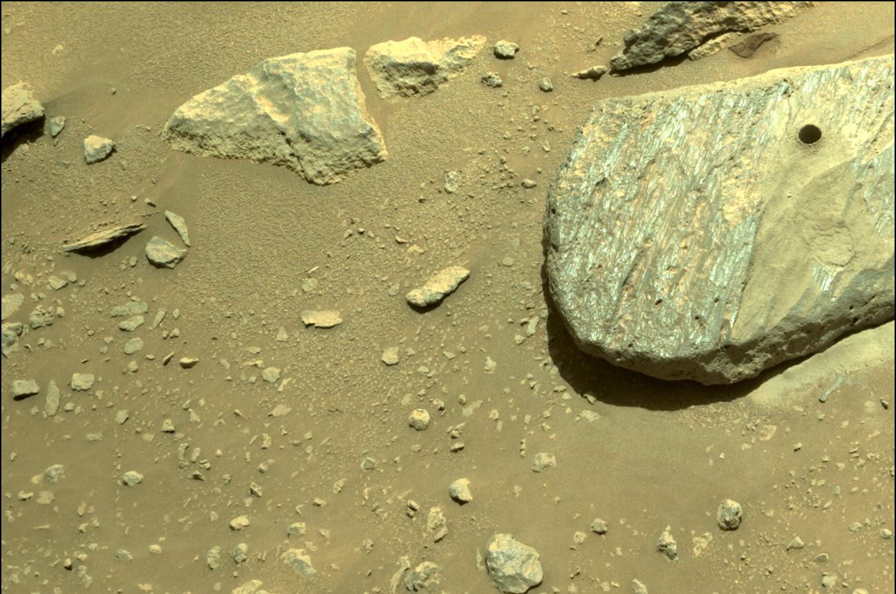 UFO 恭喜美国宇航局，全人类第一次火星采样工作已经成功，是巨大突破