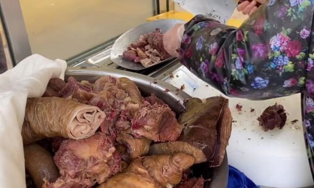 每日各地美食大放送 河南霸气老板娘，用大货车从内蒙进驴，一天卖两三头，毛利5万元