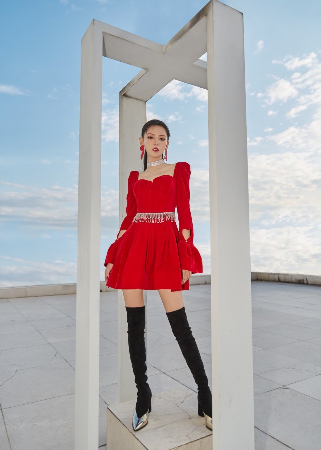 复古|被称“王思聪最美前任”的张予曦，复古红裙配高马尾，飒姐范十足