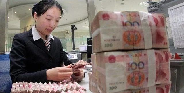 95后|挤破头进去，排着队出来：年轻人为何加速逃离银行？