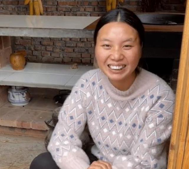 稻谷|牛爱芳晒视频，满崽帮小春花晒稻谷，险被推到，网友：果然是租的