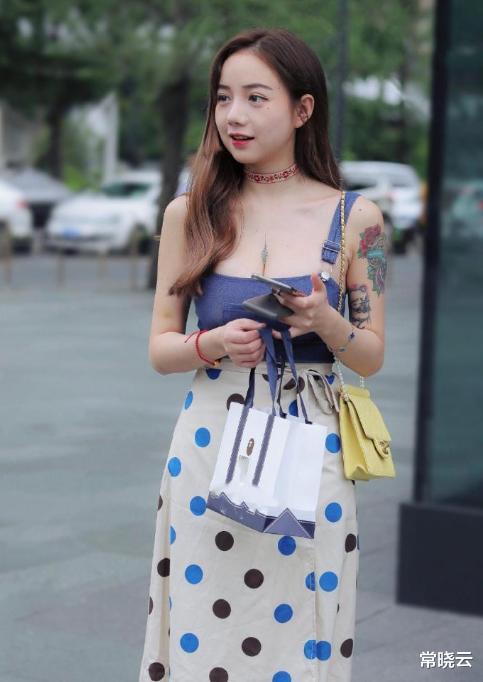 萝莉|萝莉脸配披肩长发，美女彰显独特个性，牛仔背带+波点裙真亮眼