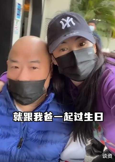 张柏芝|张柏芝贴面亲吻父亲，撒娇模样似少女，“江湖猛人”张仁勇罕露面引关注