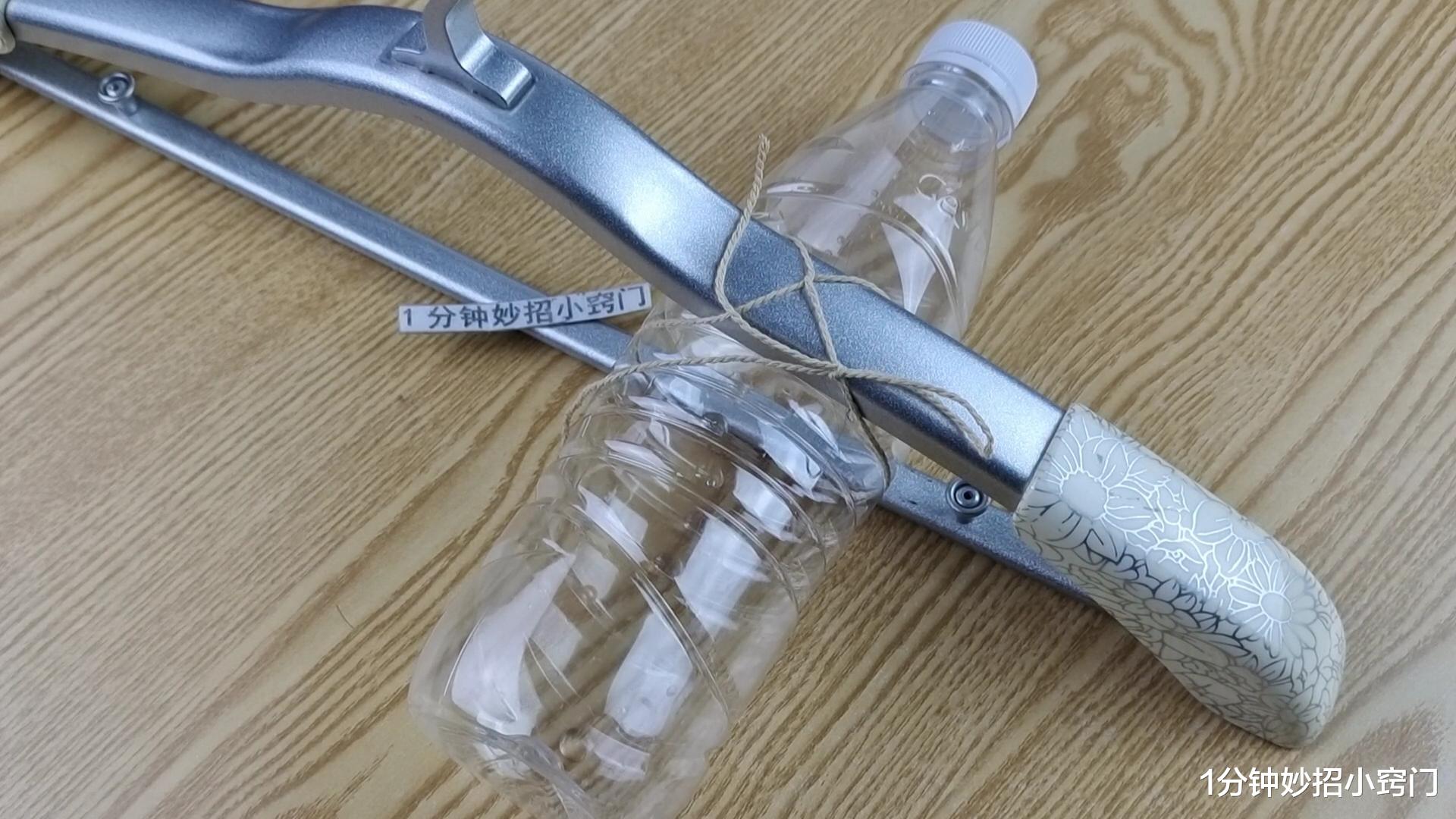 在衣架上挂两个塑料瓶,放在阳台太实用了,解决生活中的大难题