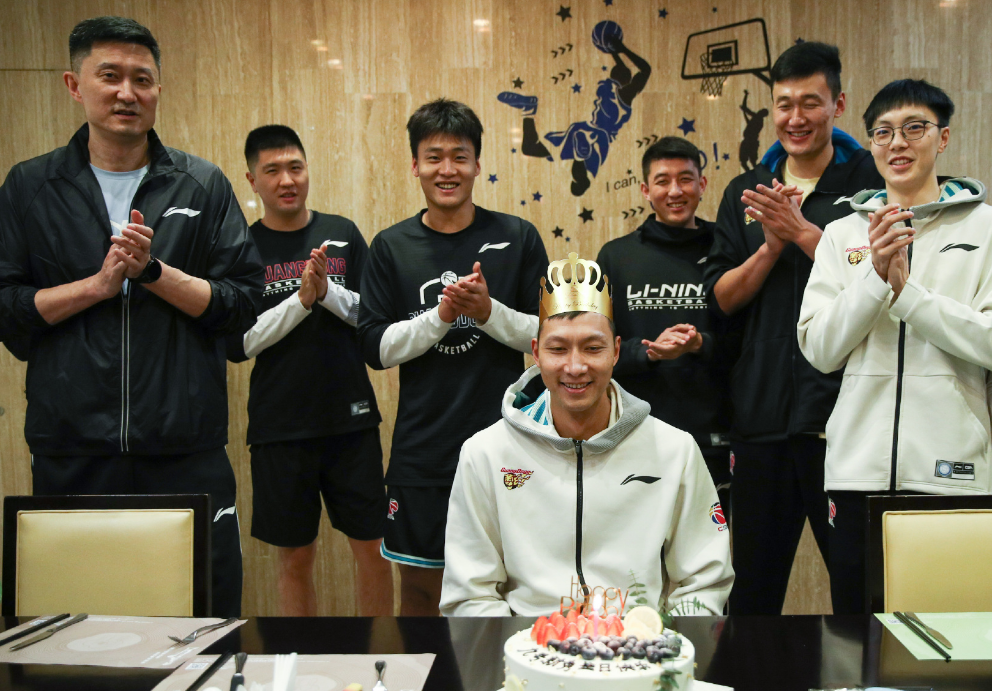 郭艾倫|其樂融融！趙睿、郭艾倫不打算摘帽子了？徐杰、張鎮(zhèn)麟學(xué)習(xí)新技能