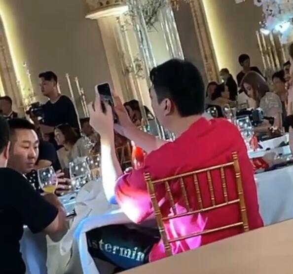 王思聪|王思聪参加婚礼,婚礼上给伴娘拍照,无视身边女伴