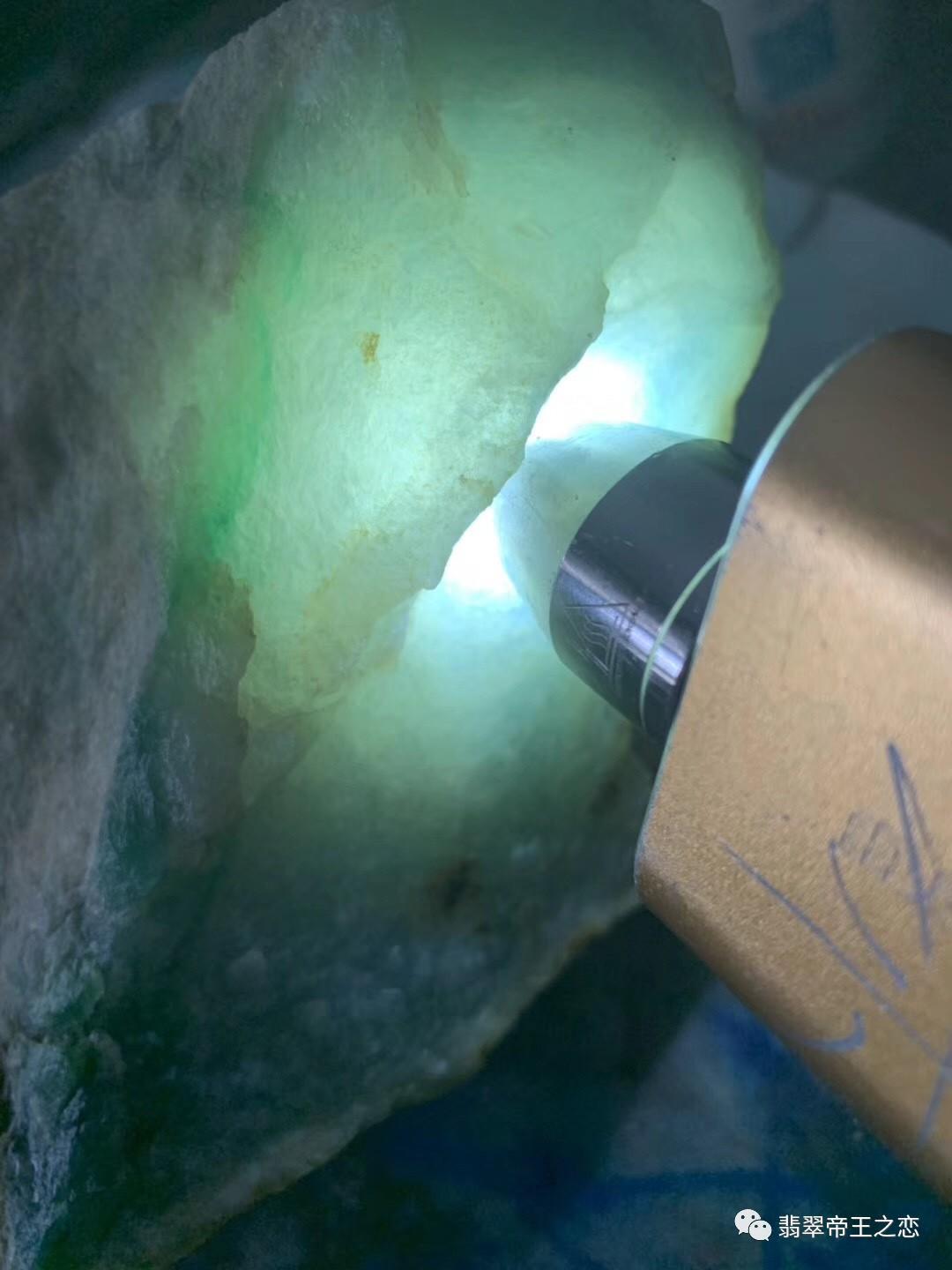 翡翠|不要再说裂多了，翡翠原石上帝王裂不可直视，切开暴涨百万 ！
