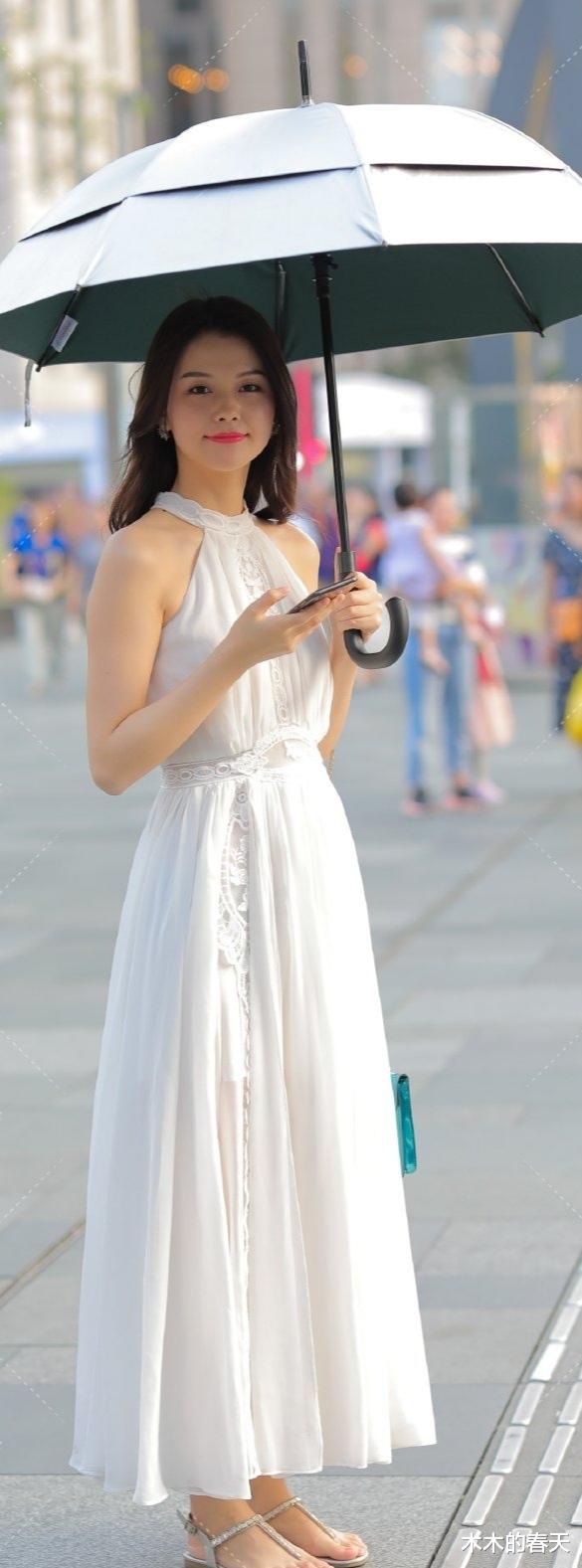 木木的春天 挂脖设计长裙突出平角肩,让身材非常有模特感!