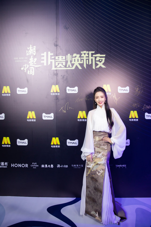 成毅|佟丽娅离婚后就大变！重登央视舞台站C位底气十足，穿国风造型美爆