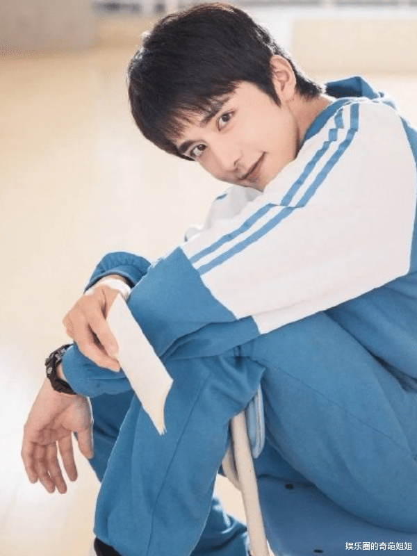 肖战|当男星遇上校服装，肖战完美，宋威龙精致，看见宋亚轩：未来可期！