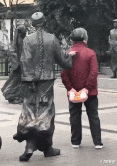 |“我被鱼钩穿了，还有得救吗？”现在钓鱼的饲料成本真不小啊！哈哈哈