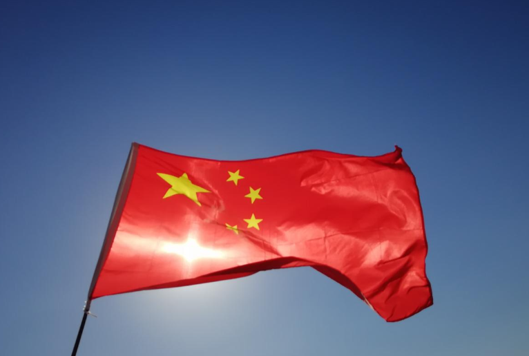 飞行员|寸步不让！外机“掀肚皮”亮导弹挑衅，解放军飞行员：看谁不怕死