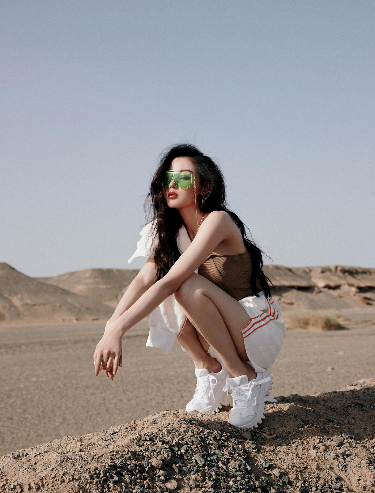 成毅|张天爱真是“人间尤物”,穿运动风套装配背心都如此性感,超好看