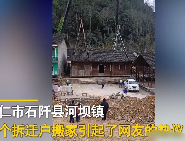 |一木质结构老房子为高速让路被连根拔起，平移80米任完好无损走红网络