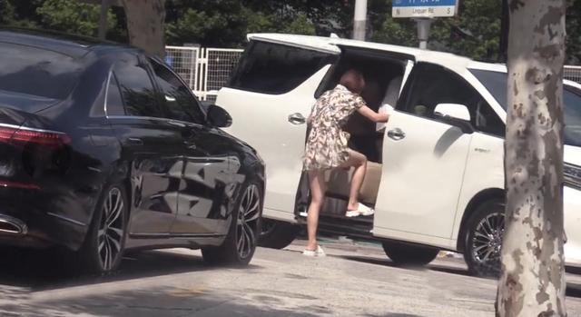 八只爪的猫|马伊琍带俩闺女出门,穿连体裤腿比13岁爱马还细一圈,身材真好