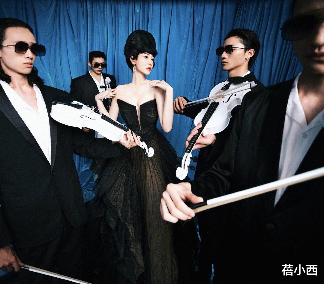 蓓小西 柳岩真是“性感尤物”，穿黑色抹胸看不出勒痕，3D原装身材太赞