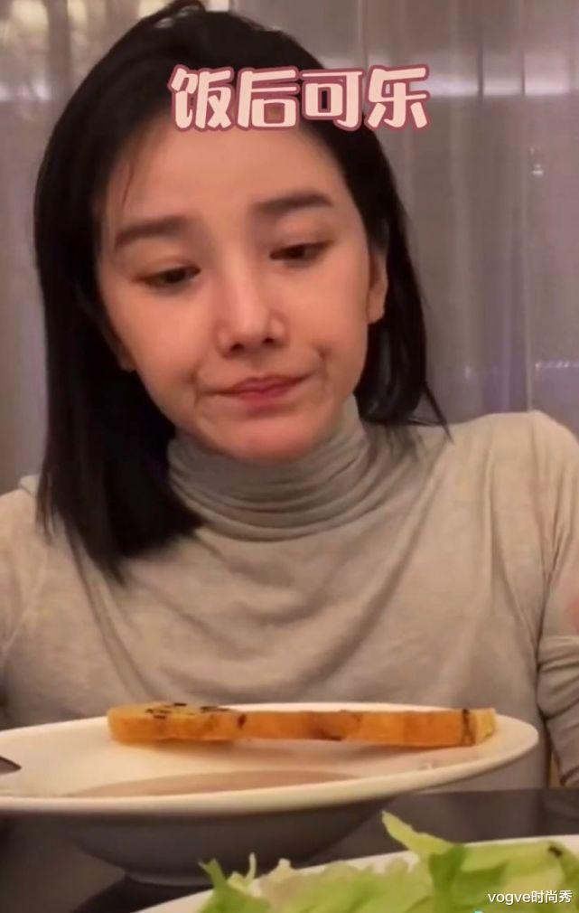 陈小纭|陈小纭“吃饭照”被疯传，为了吃饭不顾素颜出镜，不怕粉丝脱粉？