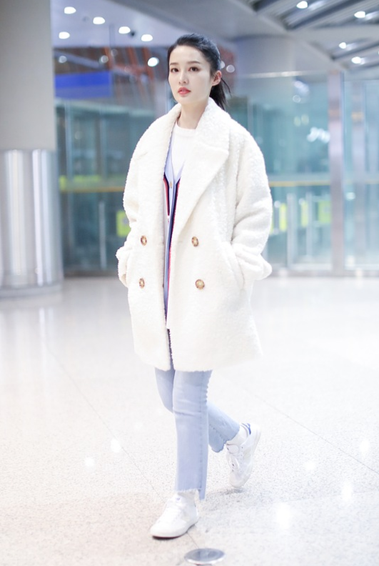 凡小屋 李沁现身机场,白色羊毛大衣配牛仔裤,简约搭配也太好看了