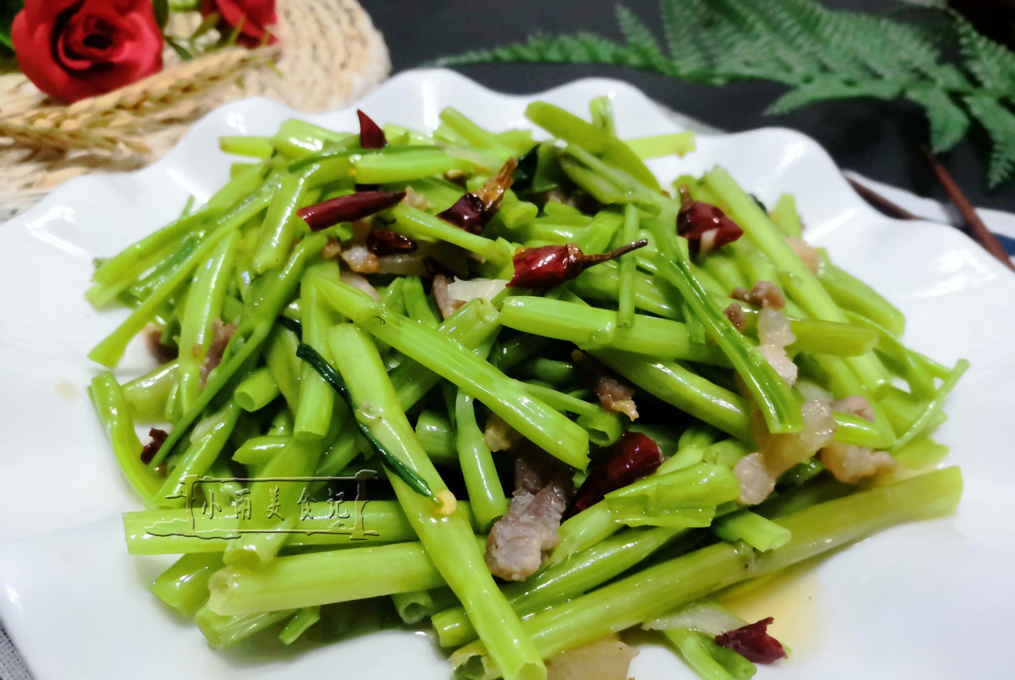 空心菜|夏季，这碱性蔬菜正当季，很多人只吃叶不吃梗，脆嫩爽口别不懂吃