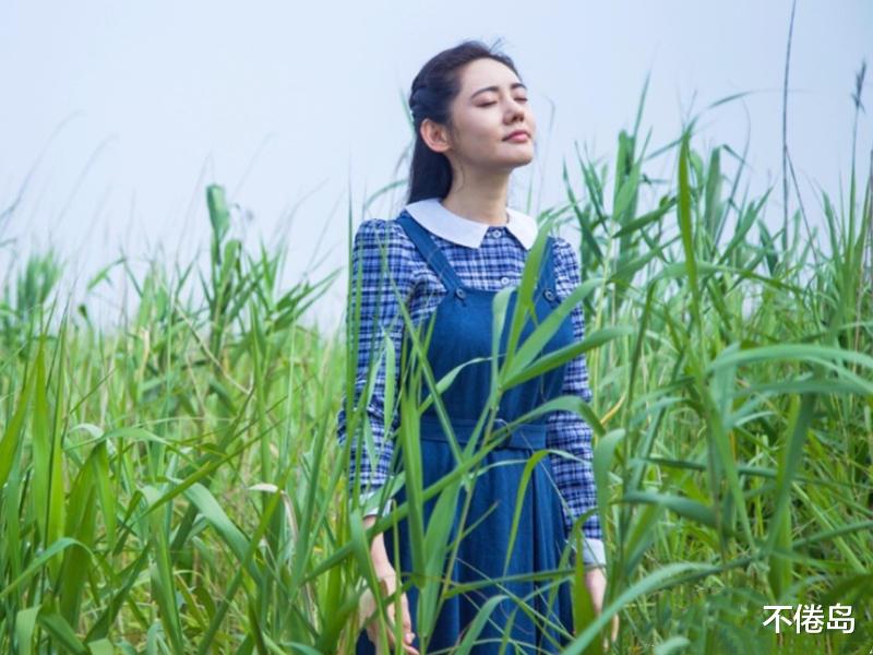 不倦岛|于晓光与美女亲密搂抱，网友心疼秋瓷炫：原生家庭不幸的女孩子必须认清这一点，才能得到幸福。