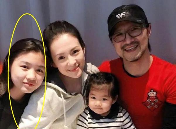 章子怡|章子怡晒全家福，汪峰大女儿被挤角落，身后合照暴露“继女”心酸