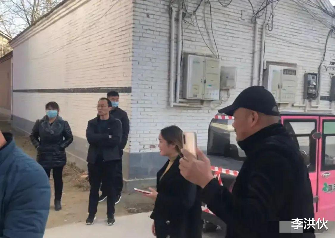 朱单伟|朱单伟成抢手货，离婚后立马相亲，被与亚男同名的女生拉横幅求婚