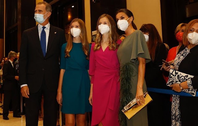 全球时尚风行 西班牙王室聚首颁奖礼！48岁莱后穿着温婉，为两公主“保驾护航”