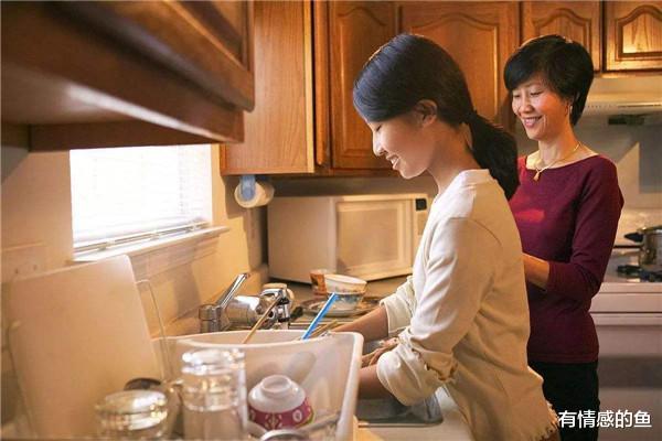 有情感的鱼 “妈，你有两个儿子，不应该住在我家”女儿说出气话，我羞愧难当