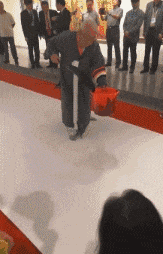  “北大石狮子被人偷袭砍成重伤！到底是何人所为？”