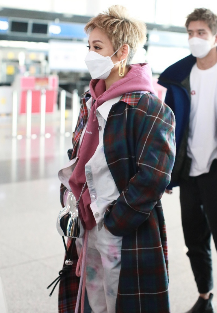 口红|宁静新造型用力过猛，豹纹外套配金发够狂野，绿色口红却有点瘆人