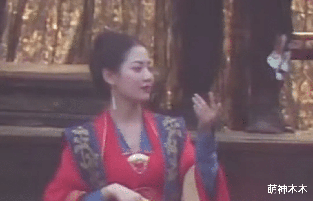 陈钰琪|陈钰琪片场五个助理，演戏面无表情，被狗仔吐槽：一天天的挺轻松