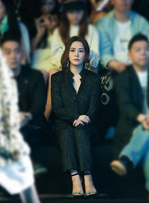 连体裤|发福的阿娇也时髦，穿黑色连体裤场边看秀，愣是凹出大姐大气场