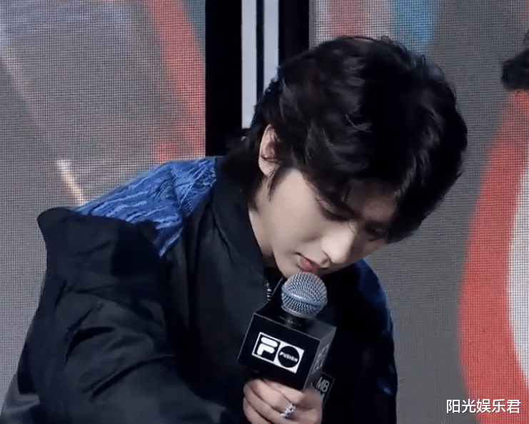 香港小姐|蔡徐坤参加品牌直播，离开了工作室的PS效果，这发量真实了