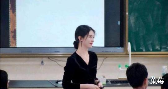 菓莓 “最美”高中女教师，课堂教学照片很迷人，网友：太有女人味儿了